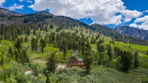 Boasting over 3 miles of Wind River enjoyment and 965 acres this Ranch is a sight to behold. . Wyoming landwatch